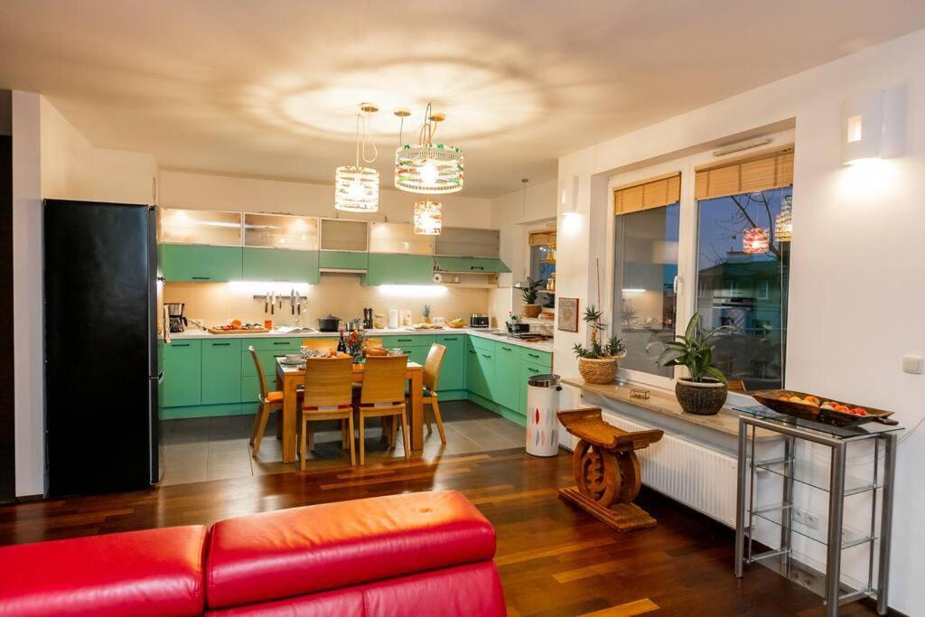 Stunning Apartment. Garage. Security. Mokotow Area Apartmán